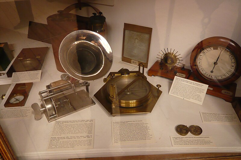 File:Teylers Oval room - phonograph - zonnewijzer - kompassen.jpg