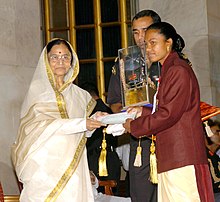 The President, Smt. Pratibha Patil presenting the Arjuna Award -2006 to Ms. Jyoti Sunita Kullu for Hockey (Women) at a glittering function, in New Delhi on August 29, 2007 The President, Smt. Pratibha Patil presenting the Arjuna Award -2006 to Ms. Jyoti Sunita Kullu for Hockey (Women) at a glittering function, in New Delhi on August 29, 2007.jpg