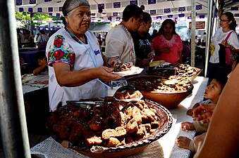 كشك يبيع الكابيروتادا في أحد مهرجانات الأطعمة في ولاية ميتشواكان في المكسيك.