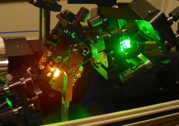 Part of a Ti:sapphire oscillator. The Ti:sapphire crystal is the bright red light source on the left. The green light is from the pump diode Titanium sapphire oscillator.jpg