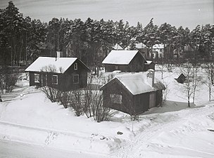 Bebyggelsen 1950 (huvudbyggnaden till vänster och "Lilla stugan" närmast).
