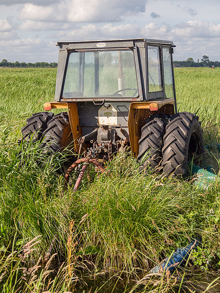 File:Tractor met waterpomp.jpg