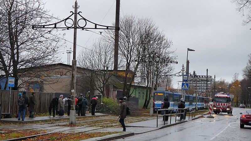 File:Trams on Volta stop.JPG