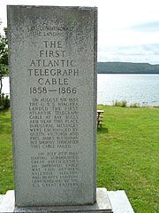 Photographie d'un monument commémorant la pose des premiers câbles transatlantiques à Heart's Content sur l'île de Terre-Neuve)
