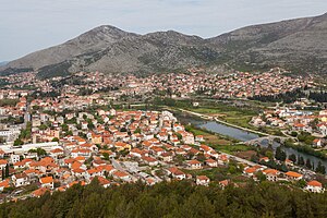 Trebinje: Geographie, Klima, Bevölkerung