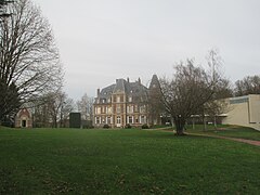 Vue du château de Troussures et du parc.