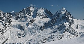 O piz Scerscen no centro, rodeado pelo piz Bernina à esquerda e o piz Roseg à direita, visto do piz Corvatsch.