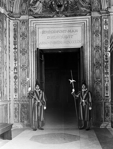File:Twee wachters bij een poort gemaakt in 1859 onder paus Pius IX die toegang geeft, Bestanddeelnr 191-1306.jpg