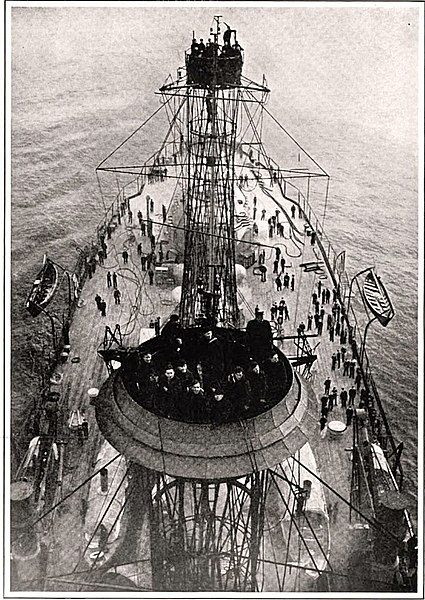 File:USS New York BB-34 as it passes under NYC Brooklyn Bridge.jpg