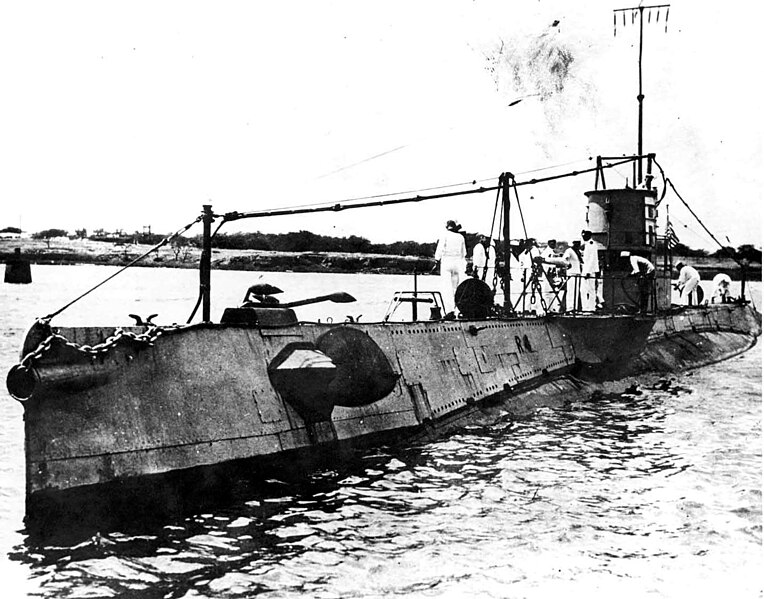 File:USS R-4 (SS-81).jpg