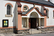 Čeština: Boční vchod do kostela Povýšení svatého Kříže v Uhřínově English: Church of the Exaltation of the Holy Cross in Uhřínov, side entrance