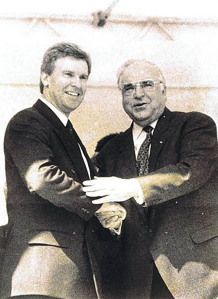 File:Ulrich Daldrup mit Helmut Kohl 1994 color.jpg