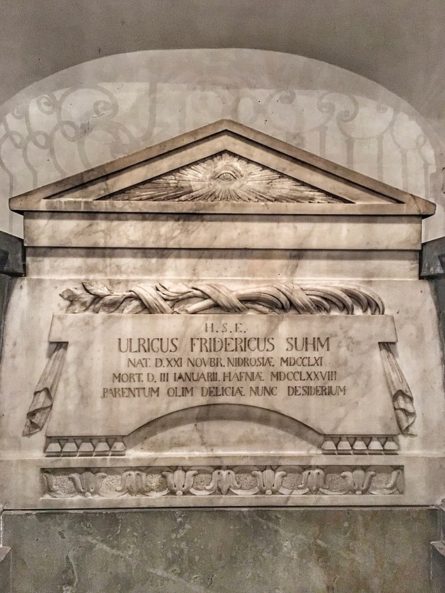 Книга саркофаг. Newtons Cenotaph. Isaac Newtons Tombstone in Westminster Abbey.