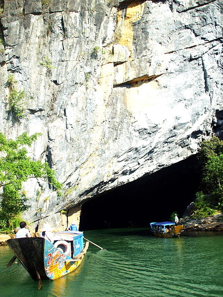 File:Vào động Phong Nha.jpg