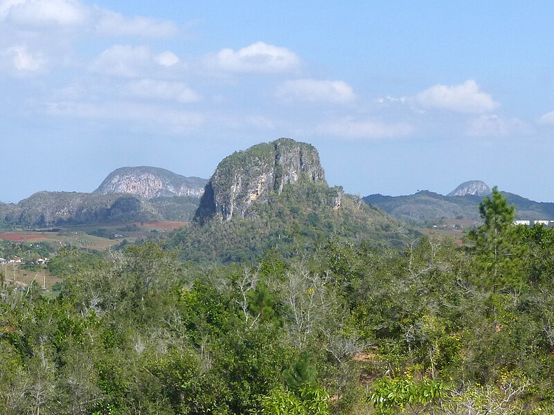 File:Vallée de Viñales-Mogote (2).jpg