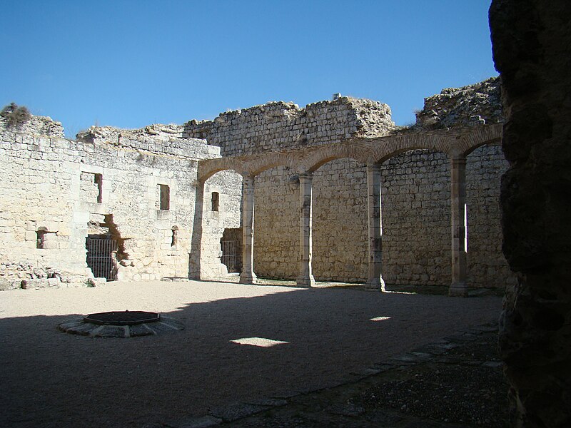 File:Valladolid Portillo castillo patio armas lou.jpg