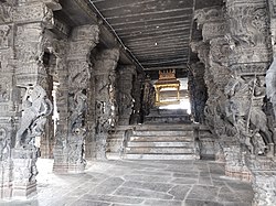 Kanchipuram hiriko bi tenplu desberdinetan daude Mila Zutabeen Mandapa (Ekambareswarar) eta Ehun Zutabeen Mandapa (Varadharaja Perumal)