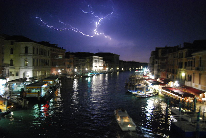 File:Venezia illuminata da un fulmine.JPG