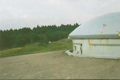 La tourelle pour deux canons de 75 mm, en position de batterie (elle peut s'éclipser).