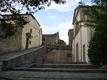 Basilica of Sant'Alessandro og trappene til San Francesco-klosteret