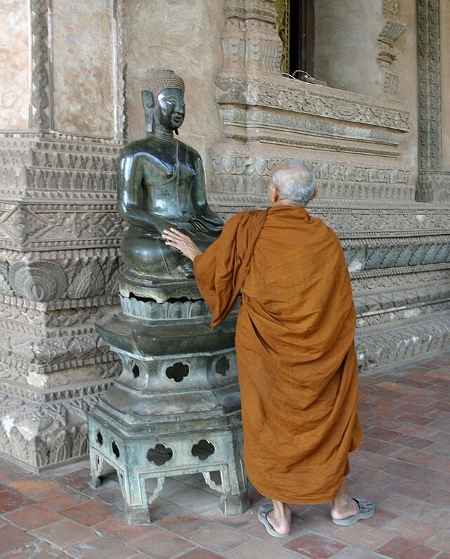 File:Vientiane-Wat_Phra_Keo-24-Sim-Buddha-Moench-gje.jpg