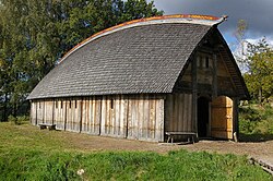 The longhouse 17 m long with a maximum width of about seven meters.