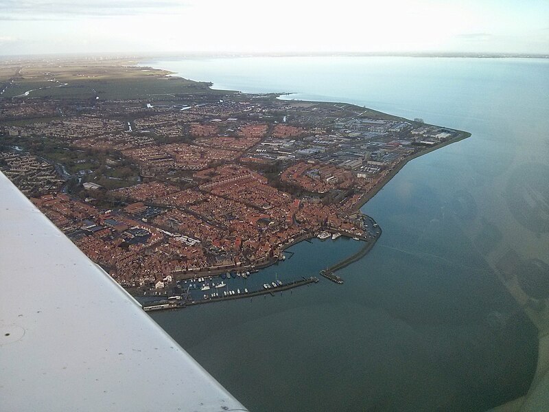 File:Vista aerea Volendam (Holanda).jpg