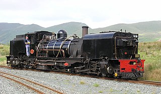 Garratt articulated steam locomotive with power unit at each end, and boiler slung between