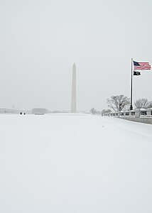 Photo: Washington Monument and flag