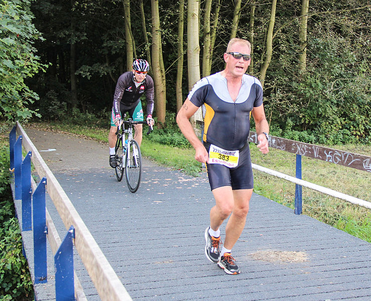 File:Wielrenner en hardloper triathlon Spijkenisse.jpg