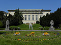 Kurhaus und Brunnen mit Löwenskulpturen