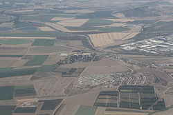Letecký snímek, v pozadí Dovrat, v popředí Achuzat Barak