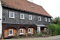 Wohnhaus (Umgebinde) mit Einfriedung