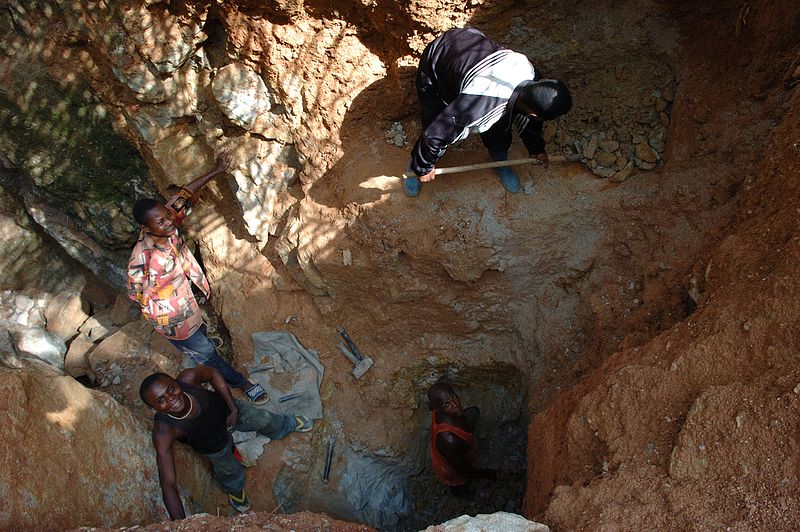 File:Wolframite Mining in Kailo2, DRC.jpg