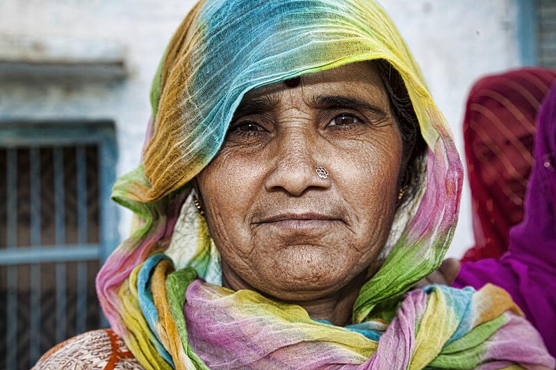 File:Woman with a colourful scarf, Rajasthan (6344114384).jpg