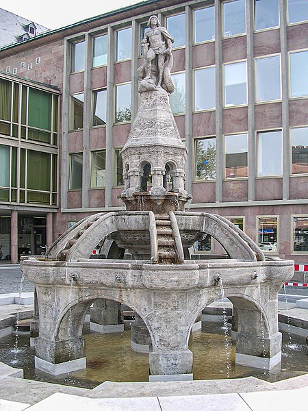 Worms Rathausplatz Brunnen