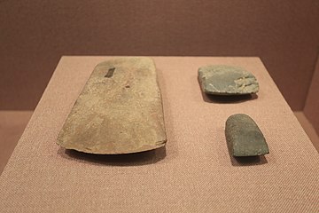 Divers outils de pierre polie. Culture de Daxi, site de Diaolongbei[8]. Musée de Xiangyang, Hubei