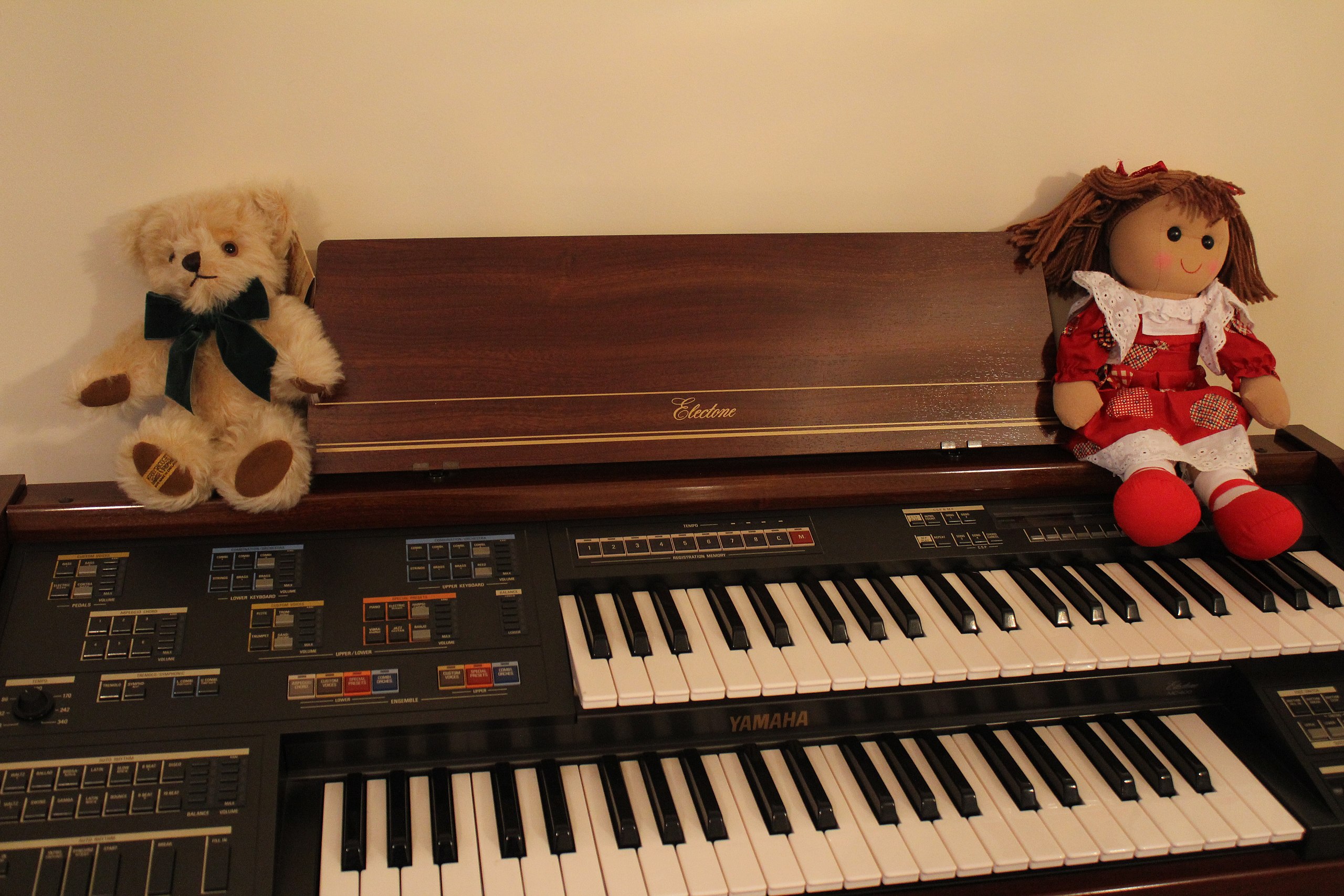 snelheid gebonden Woestijn File:Yamaha Electone MC-400 Electronic Organ, with two of E-chan's little  friends.jpg - Wikimedia Commons