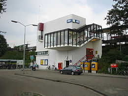 Zaltbommel (NL), 01-08-2010 15.44, Stationsgebouw.jpg