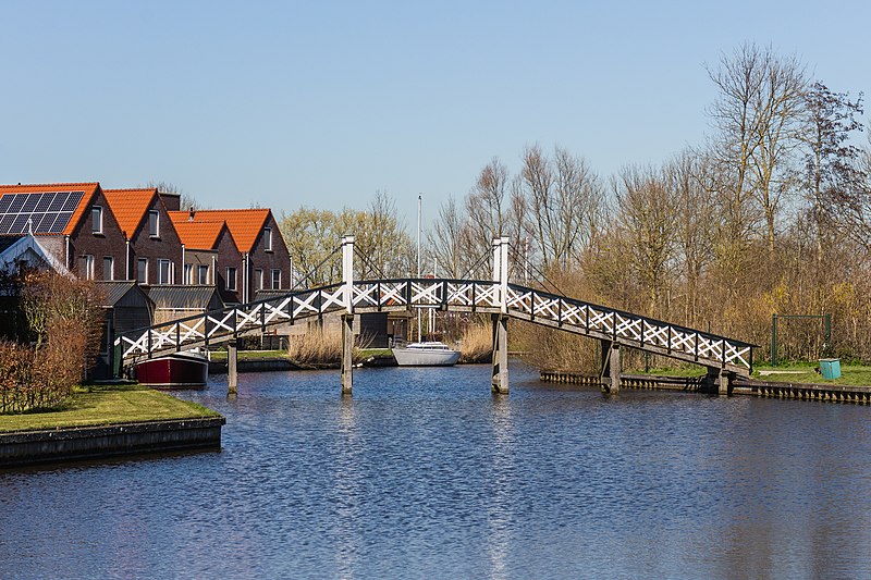 File:Zicht op de brug over de Greft in Hindeloopen. 30-03-2021. (actm) 01 02.jpg