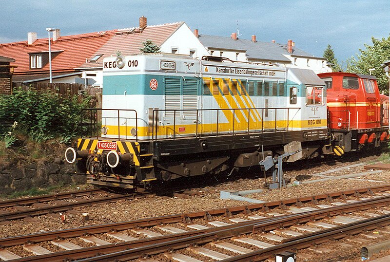 File:Zwei Lokomotiven der Karsdorfer Eisenbahngesellschaft (Radeberg, 1998).jpg