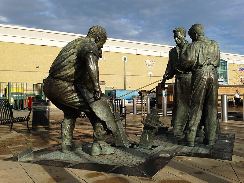 File:"The Steelmen" at Meadowhall - geograph.org.uk - 3759297.jpg