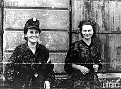 To kvinnelige liasonoffiserer i den polske styrken