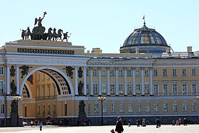 Het gebouw van de generale staf van het Russische rijk op het Paleisplein in Sint-Petersburg