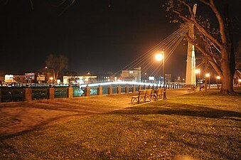 Вид с набережной на пешеходный мост через р. Харьков