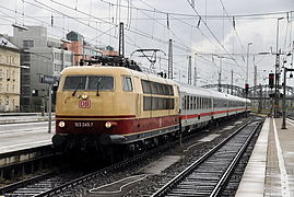 Een Duitse intercitytrein uit Zell am See komt aan in München Hbf in 2008. De locomotief is in de klassieke TEE-huisstijl geschilderd.