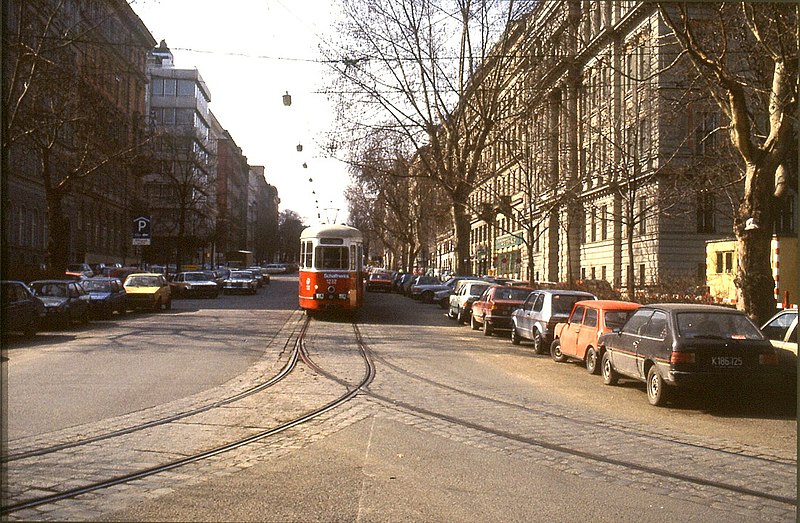 File:145R12170386 Schlickplatz – Kolingasse, Blick Richtung Peregringasse, Strassenbahn Linie D, Typ E1.jpg