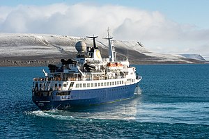 15-09-11 006 Quark Expeditions kemasi, Dengiz sarguzashtlari (Nassau registri IMO 7391422), Griffin Inlet, Beeche Island, Nunavut, Canada.jpg