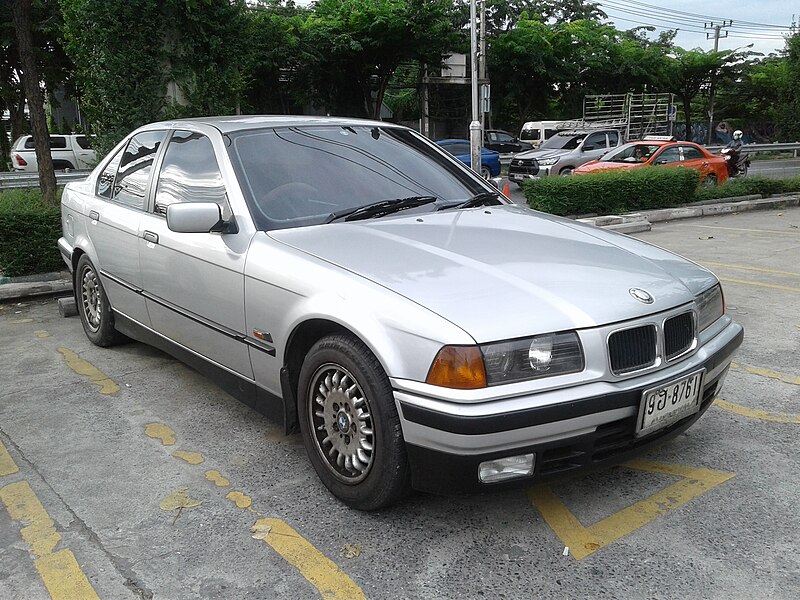 File:1993-1994 BMW 318i (E36) Sedans (2021-10-11) 03.jpg