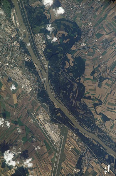 File:20020823 Lobau und Flughafen mit Nordstern.jpg